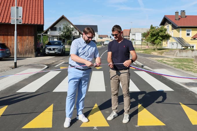 Župan Mitja Horvat je s slavnostnim prerezom traku uradno predal novo cesto namenu. 