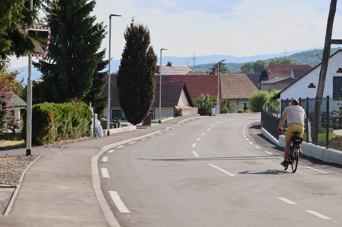 (FOTO) Zimica dobila novo cesto: 800 metrov varnejše, širše in sodobnejše prometne ureditve ter uvedba cone 30