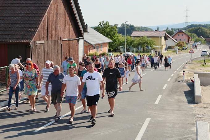 (FOTO) Zimica dobila novo cesto: 800 metrov varnejše, širše in sodobnejše prometne ureditve ter uvedba cone 30