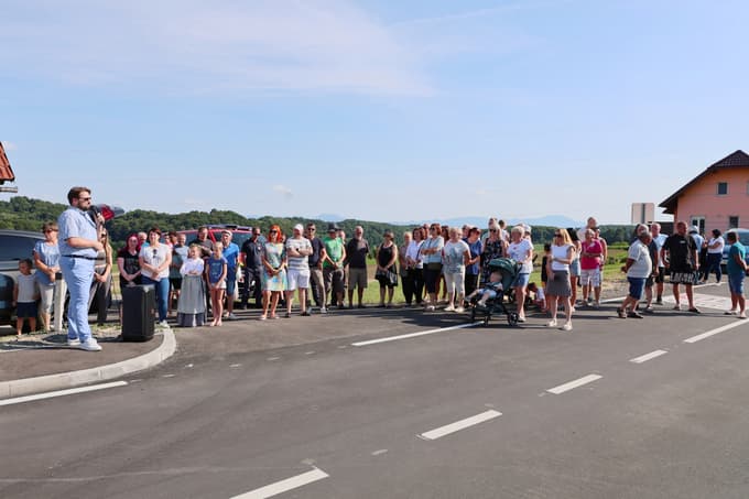 (FOTO) Zimica dobila novo cesto: 800 metrov varnejše, širše in sodobnejše prometne ureditve ter uvedba cone 30