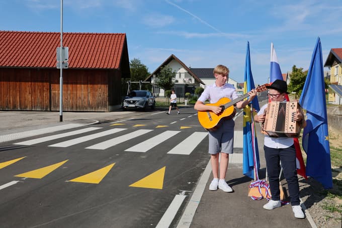 (FOTO) Zimica dobila novo cesto: 800 metrov varnejše, širše in sodobnejše prometne ureditve ter uvedba cone 30