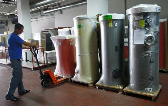 Vroča delovna mesta: Do 2500 evrov bruto plače za delo ob stroju ali na gradbišču. Koliko ponujajo monterjem?