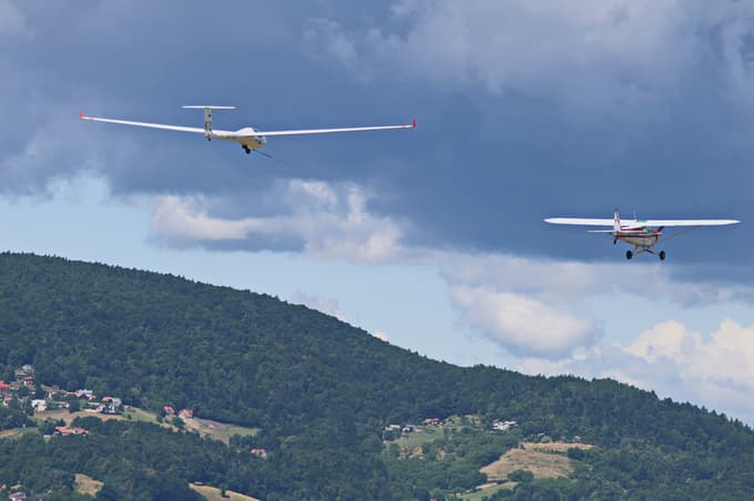 Jadrilice poletijo s pomočjo motornega letala.