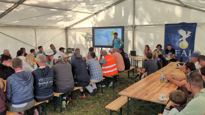 Vsako jutro se piloti z organizatorji dobijo na brifingu, kjer jim posredujejo informacije in napotke glede na vremenske razmere tistega dne.