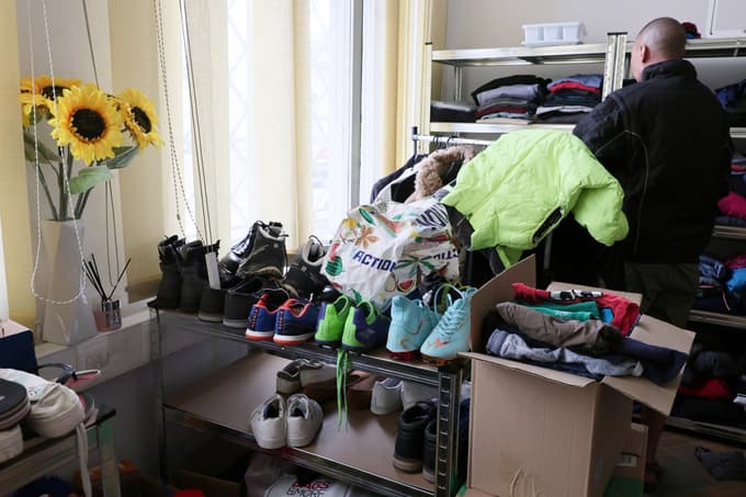 Od jaken, torbic, kopačk do otroških igrač in spodnjega perila se znajde na policah.