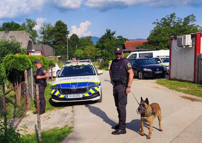 (FOTO) Po prijavi o grožnjah in streljanju v hišni preiskavi pri 32-letniku našli dve zračni puški in 78 nabojev