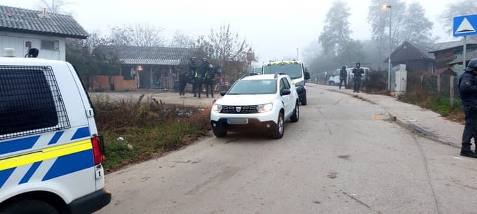 (FOTO) Po prijavi o grožnjah in streljanju v hišni preiskavi pri 32-letniku našli dve zračni puški in 78 nabojev
