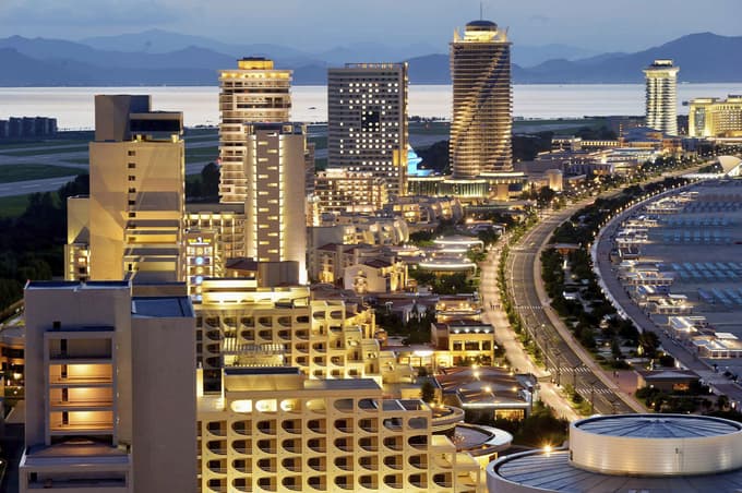 (FOTO) Nepričakovano: Nekaj tednov po odprtju tujcem prepovedali vstop v novo obmorsko letovišče. Razlog ni znan