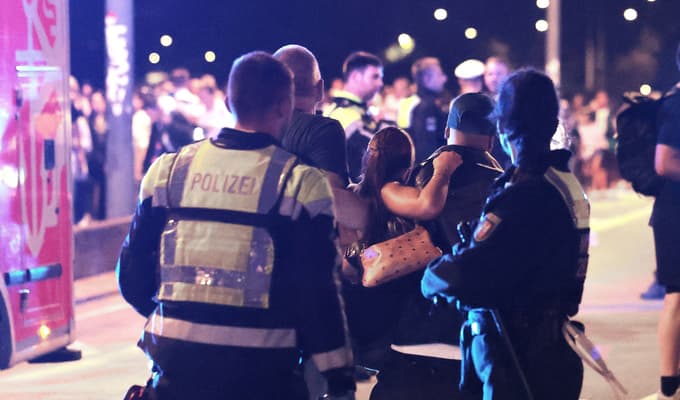 (FOTO) Na sejmu v Nemčiji med ognjemetom ranjenih več ljudi, del pirotehnike eksplodiral prezgodaj