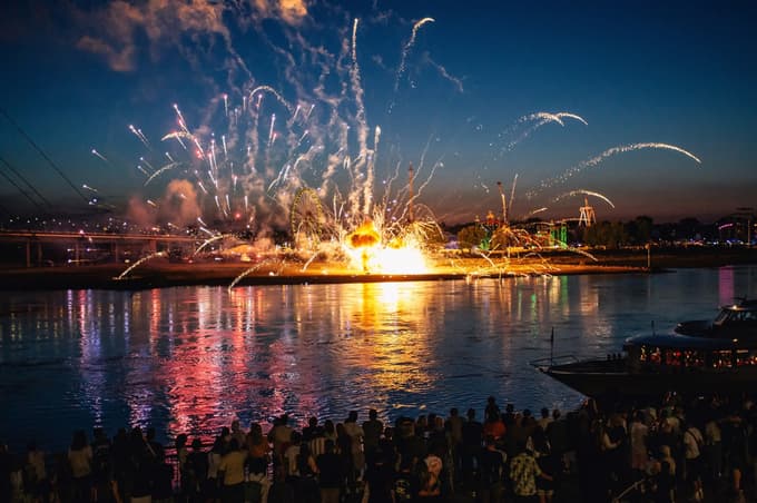 (FOTO) Na sejmu v Nemčiji med ognjemetom ranjenih več ljudi, del pirotehnike eksplodiral prezgodaj