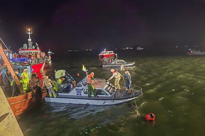 (FOTO) 34 mrtvih v nesreči turistične ladje, rešili so enajst potnikov