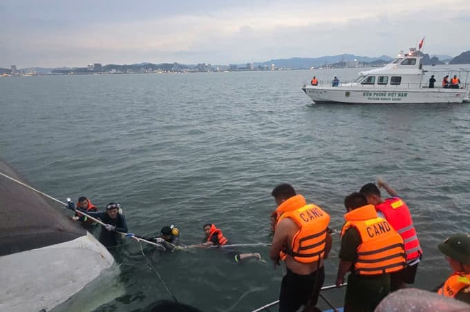 (FOTO) 34 mrtvih v nesreči turistične ladje, rešili so enajst potnikov