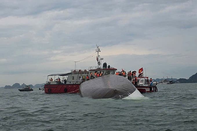 (FOTO) 34 mrtvih v nesreči turistične ladje, rešili so enajst potnikov