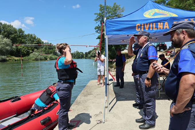 Pred startom se vodja ekipe predstavi in sprejme navodila komisije.