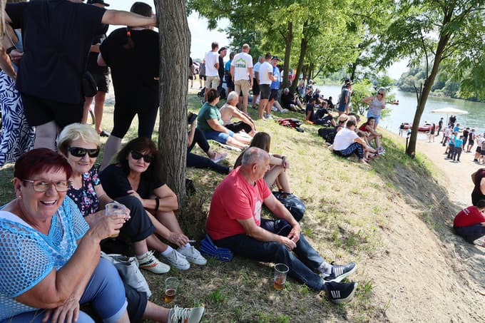 Tekmovanje so spremljali tudi glasni navijači.