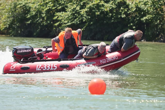 Da bi bili tekmovalci čim hitrejši, se v čolnu kar uležejo.
