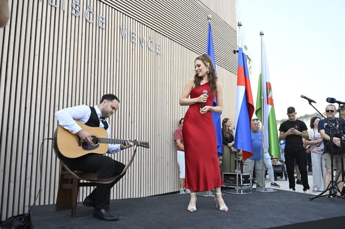 Flora Ema Lotrič ob odprtju bazena v Vevčah