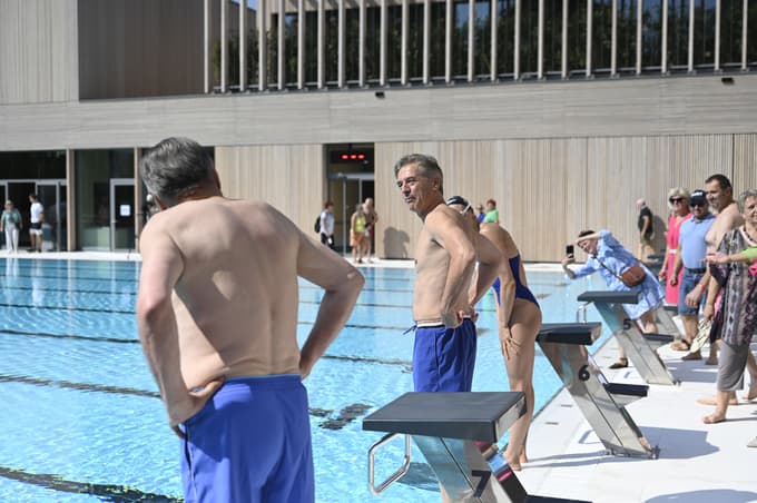 Letos julija sta odprla prenovljeno kopališče Vevče in v bazen družno skočila v kopalkah.