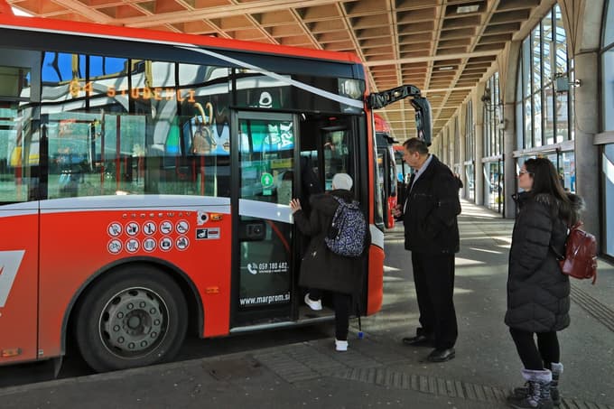 Maribor - Glavna avtobusna postaja - Promet - Avtobusna postajališča - Novi vozni redi - uvajanje novih avtobusnih linij - povezav - nove avtobusne linije - povezave - nov vozni red - preurejena shema mariborskega avtobusnega potniškega prometa - potniki na glavni avtobusni postaji - -