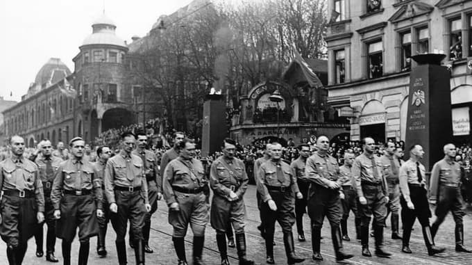 Adolf Hitler v Münchnu s svojimi pristaši