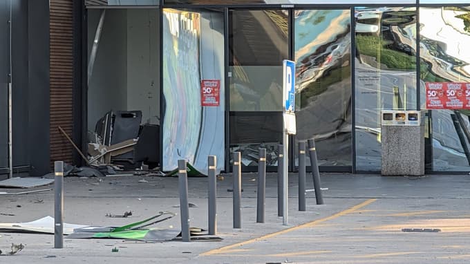 (FOTO) Nepridipravi na Pobrežju razstrelili bankomat, nameščen ob vhodu v trgovski center