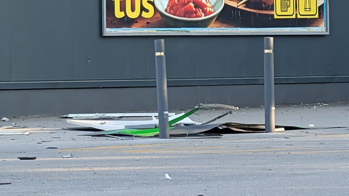 (FOTO) Nepridipravi na Pobrežju razstrelili bankomat, nameščen ob vhodu v trgovski center