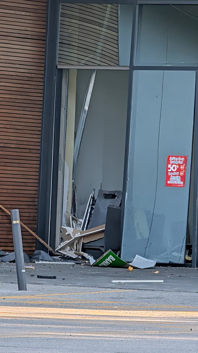 (FOTO) Nepridipravi na Pobrežju razstrelili bankomat, nameščen ob vhodu v trgovski center