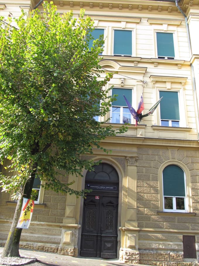 Vhod v staro šolo spominja na njene zgodovinske korenine.