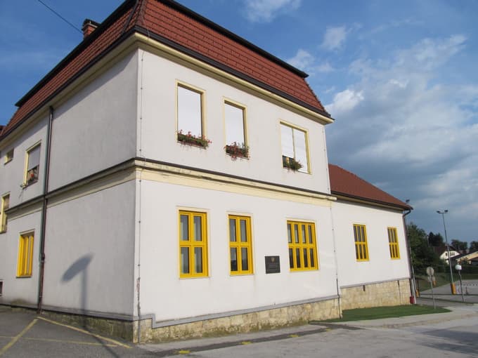 Nekdanji Sokolski dom ob šolski zgradbi na Ptujski cesti je bil dolga leta šolska telovadnica.