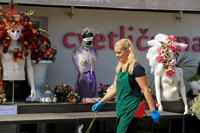 Maribor - Pokopališče Pobrežje - Prireditve - Obletnice - 65 let hortikulturnega ustvarjanja Cvetličarne Aralija - razstava Flower & Fashion - hortikultura - hortikulturno ustvarjanje - rože in moda - Ilustracija - Tematika - Moda -