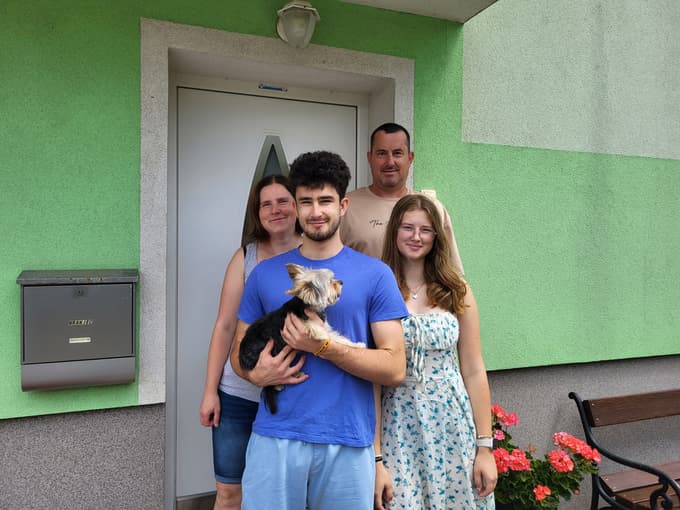 Nace Hranjec z družino. Pogrešal bo gimnazijo in sestro, ki bo to šolo še naprej obiskovala.