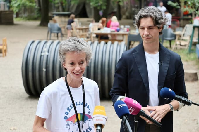Minister za delo, družino, socialne zadeve in enake možnosti Luka Mesec in Nina Krašovec, vodja programa Doživljajsko igrišče