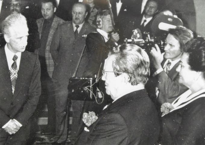 V visoki družbi leta 1977 – med Titom in Jovanko: kamera in Joco Žnidaršič. Za potrebe jugoslovanskih in tujih TV je spremljal maršala na številnih potovanjih. 