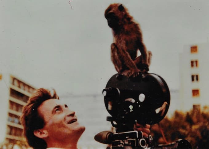 Nenadno prijateljstvo: snemalec Joco in ... Med snemanjem na Korziki (1970) ju je – oba nadvse vznemirjena - s fotoaparatom Joca Žnidaršiča, dotlej odloženem na klopci, ujel Franček Jauk. 