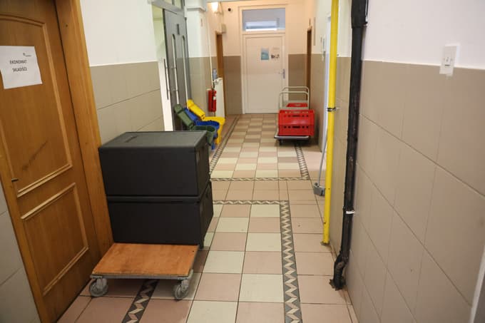 (FOTO) Nadškofijska karitas Maribor: Zaradi hroščkov prekinili delitev donirane hrane