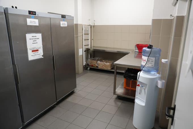 (FOTO) Nadškofijska karitas Maribor: Zaradi hroščkov prekinili delitev donirane hrane