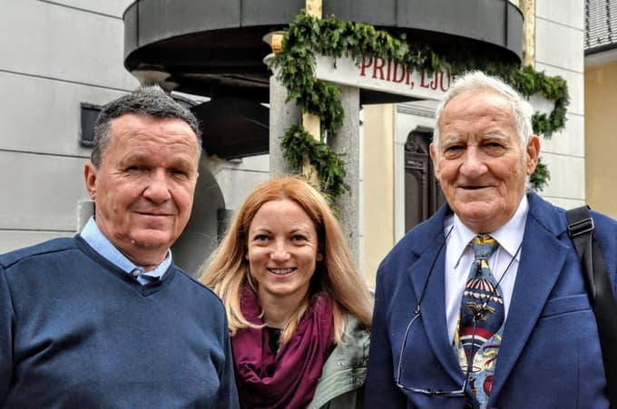 Joco s sinom Samom (letnik 1960) in hčerko Majo (1984). Maja je pri številnih mednarodnih projektih pridobivala izkušnje z mamo Mijušo Sever, Samo je gorski reševalec in že več let vodja skupin pod vrhove Himalaje.