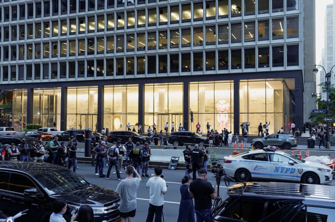 (FOTO) Moški iz Las Vegasa v newyorški stolpnici ubil več ljudi, obstaja posnetek storilčevega prihoda