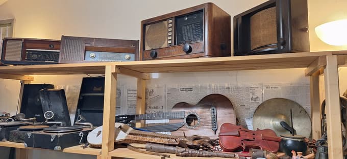 Grilova etnološka zbirka v gradu Rače obiskovalce popelje v čas starih melodij, vinilnih plošč in naprav, ki so nekoč v domove prinašale prve zvoke zabave, novic in družabnega življenja.