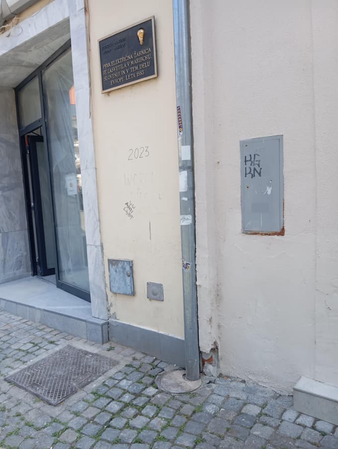 Nevarna luknja na Grajskem trgu: Po opozorilu bralca le začasno prekrita