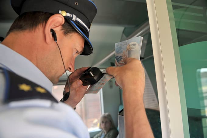 Konec žigosanja potnih listov: EU z novim nadzornim sistemom na mejah napovedala boj nedovoljenim migracijam