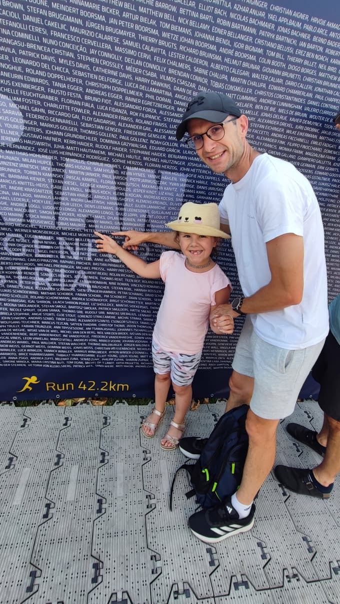 S hčerko Katarino pred tablo z vsemi 2975 udeleženci, razvrščenimi po abecedi.