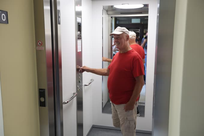 Medtem ko nekateri stanovalci dvigalo pozdravljejo, drugi v investiciji vidijo le nepotreben strošek.