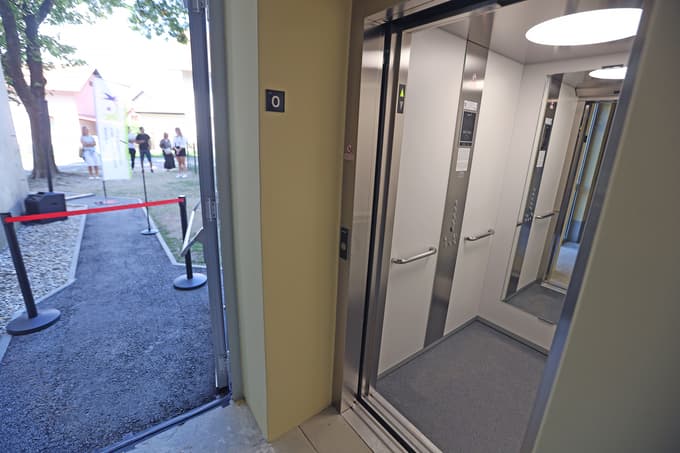 (FOTO) Stavbi vgradili dvigalo, nekateri stanovalci pa niso navdušeni