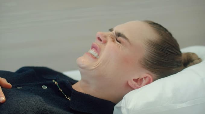 Cara Delevingne ga je v namene dokumentarnega filma doživela čisto zares in dala potem preučiti svojo krvno sliko. 