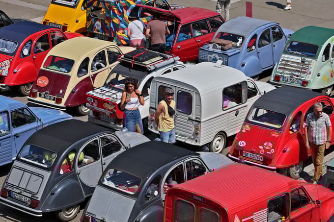 (FOTO in VIDEO) Maribor obiskal potujoči muzej avtomobilske dediščine: Okoli "Kodžaka" spački, diane, amiji
