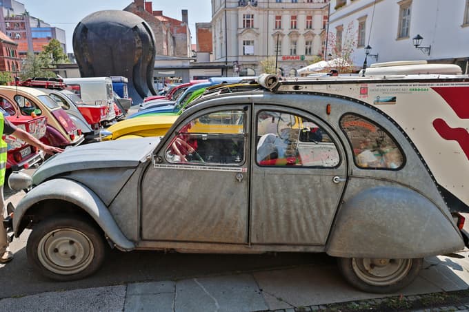 (FOTO in VIDEO) Maribor obiskal potujoči muzej avtomobilske dediščine: Okoli "Kodžaka" spački, diane, amiji
