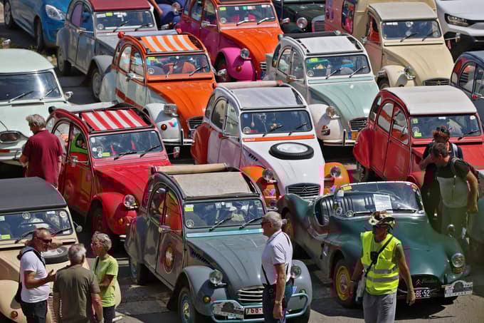 (FOTO in VIDEO) Maribor obiskal potujoči muzej avtomobilske dediščine: Okoli "Kodžaka" spački, diane, amiji