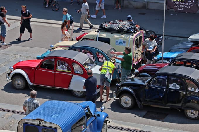 (FOTO in VIDEO) Maribor obiskal potujoči muzej avtomobilske dediščine: Okoli "Kodžaka" spački, diane, amiji