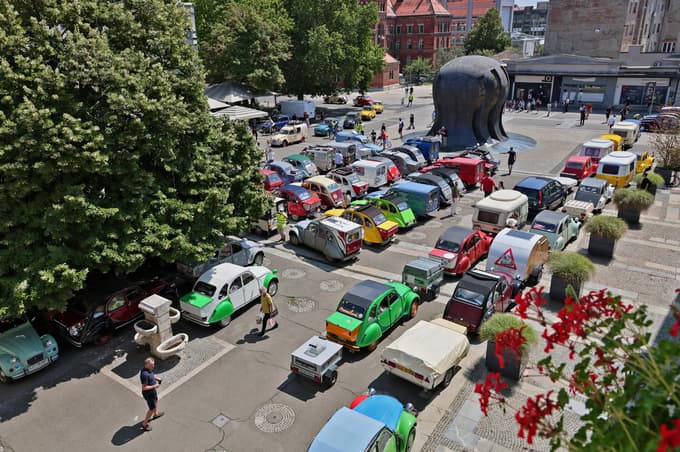 (FOTO in VIDEO) Maribor obiskal potujoči muzej avtomobilske dediščine: Okoli "Kodžaka" spački, diane, amiji